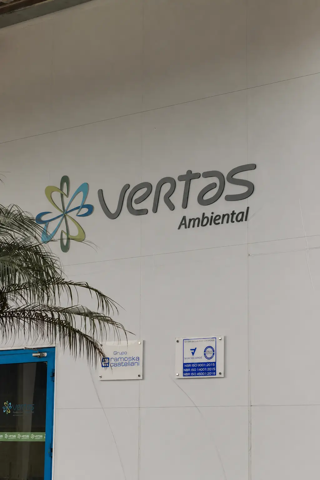 Vertas logo na fachada do prédio